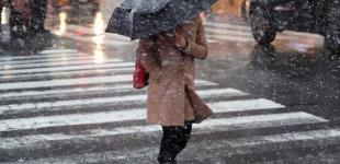 Синоптик попередив про дощі, сніг та вітер в Україні: де погода буде найбільш неприємною