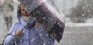 Сильний вітер та опади: українців попереджають про негоду в західних областях