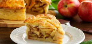 Яблучний пиріг для лінивих з одним яйцем на сковорідці