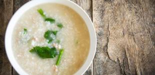 Рисовий суп із консервованим тунцем: швидкий рецепт