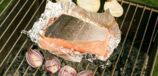 Як правильно запікати страви у фользі: яким боком замотувати продукти