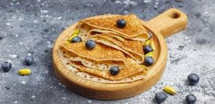 Що додати в тісто, щоб млинці не рвалися й не були тугими: секрет професійних кухарів