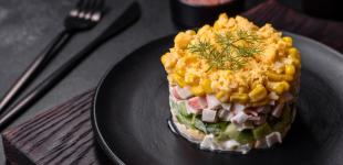 Салат із крабовими паличками, омлетом, кукурудзою та огірками: рецепт ефектної закуски
