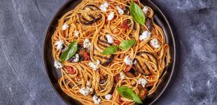 Паста з ковбасками та баклажанами: рецепт італійської страви