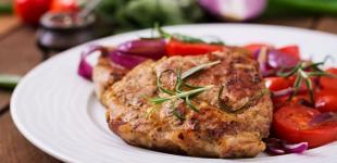 Свинина буде соковитою і танутиме в роті: секретні прийоми приготування