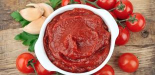 Хитрість, якою користуються кухарі в ресторанах: навіщо обсмажувати томатну пасту