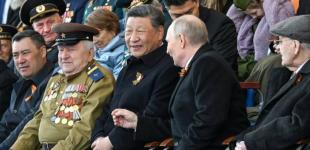 «Путін далеко не ізольований». Парад у Москві показав, що у Кремля достатньо союзників і мало інтересу до миру — Bloomberg