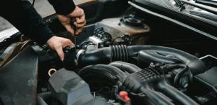 В Україні заборонили мити й ремонтувати авто у громадських місцях: які покарання можуть бути