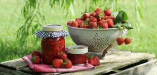 Рецепт полуничного варення з книги 1960 року: виходить густим, але ягоди не розварюються