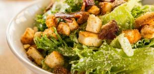 Салат із сухариками та копченою ковбасою: швидкий рецепт