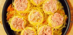 Як приготувати гнізда з макаронів із фаршем на сковороді