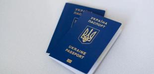 Україна знову видаватиме паспорти чоловікам за кордоном - дані про них передадуть до Міноборони