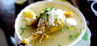 Не крильця і не стегна: яке м’ясо ідеально підходить для бульйону — недороге й поживне