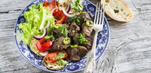 Рецепт салату зі смаженою печінкою та овочами