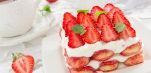 Полуничний тирамісу: рецепт неперевершеного десерту з домашнім печивом