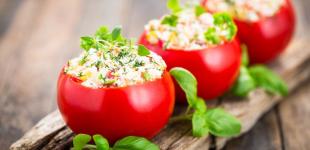 Помідори, фаршировані сиром, бринзою та зеленню: рецепт корисної страви