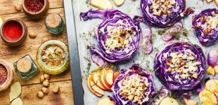 Стейки з червоної капусти з соусом тахіні: рецепт незвичайної страви