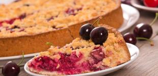 Насипний пиріг із вишнями: дуже простий рецепт