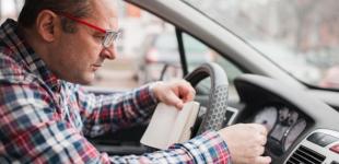 Загрожує штраф. Поліція нагадала водіям про небезпеку користування гаджетами під час руху