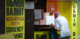 Попит обвалився: банки скоротили ввезення готівкових доларів в Україну майже в 3 рази