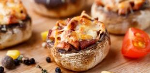 Фаршировані гриби у беконі: рецепт святкової закуски