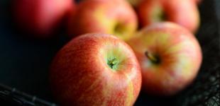 Чи можна зберігати свіжі яблука в морозильній камері, щоб вони не потемніли і залишалися смачними