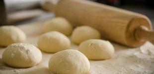 Тісто липне до рук та столу: що робити, щоб цього не було