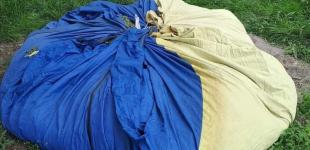 У Києві двірник використав прапор України як мішок для скошеної трави