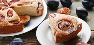 Рецепт заливного пирога зі сливами