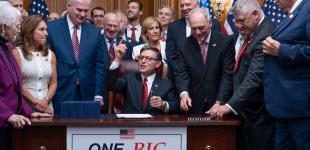 У США ухвалили закон, через який посварилися Маск і Трамп