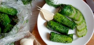 Малосольні огірки в пакеті можна приготувати дуже швидко - за ніч або навіть за 15 хвилин