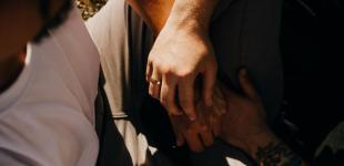 Суд в Україні вперше визнав факт шлюбних стосунків між чоловіками: вони воз'єднаються за кордоном