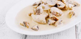 Куряче філе з шампіньйонами в вершковому соусі: рецепт розкішної гарячої страви