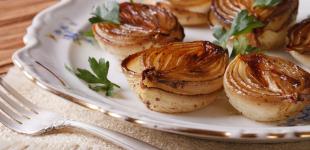 Запечена цибуля в духовці: рецепт оригінального гарніру