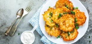 Деруни будуть золотавими й пухкими та не вбиратимуть олію: додайте цей копійчаний продукт