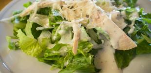Рецепт салату з пекінської капусти з курячим філе та сиром