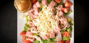 Салат із шинкою, печерицями, сиром та кукурудзою: простий рецепт