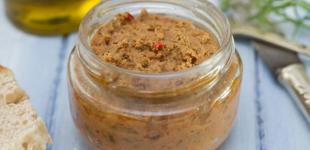 Паштет із курячої печінки з яблуками та вершками: простий рецепт