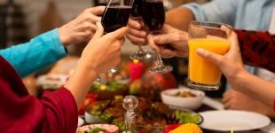 Чим не можна закушувати алкоголь: 5 найгірших продуктів, які спричиняють важке похмілля