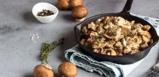 Свинина, тушкована з грибами, у сметанному соусі: класичний рецепт