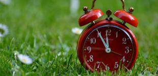 Годинник переводять на зимовий час: як це пережити