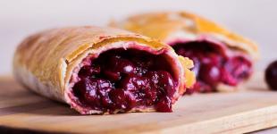 Штрудель з вишнею з лаваша, який можна приготувати за 30 хвилин