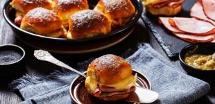 Гарячі слайдери з шинкою та сиром: рецепт оригінальних бутербродів