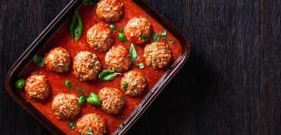 Запечені фрикадельки у томатному соусі: швидкий рецепт 