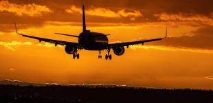 Два пасажирські літаки мало не зіткнулись в аеропорту: моторошне відео потрапило у Мережу