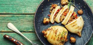 Кальмари, фаршировані грибами: цікавий рецепт