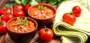 Рецепт швидкої закуски з помідорів з болгарським перцем, часником та зеленню