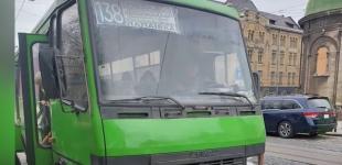 Їхала з кладовища, де похований син: у Львові маршрутник виганяв з автобуса матір загиблого захисника 