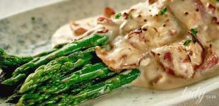 Спаржа з сирним соусом і хамоном: рецепт страви, яку варто приготувати
