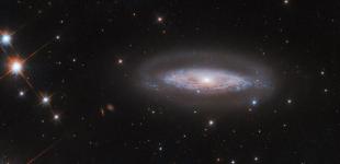 Космічний телескоп показав закручену в спіраль галактику з гігантською чорною дірою